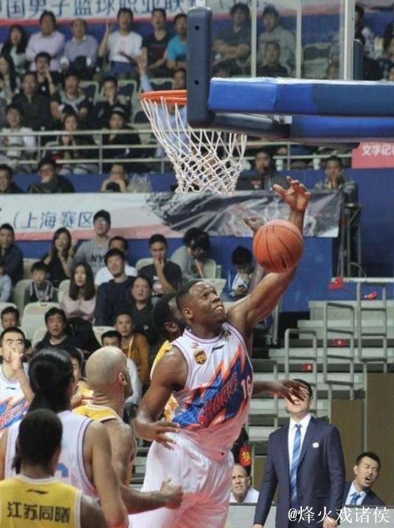上海男篮裁掉外援，真不是他技术差，管理层私下曝嫌他直播比训练用心，职业态度才是硬通货